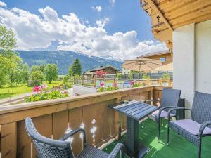 a patio with chairs and a table on a balcony at Gebirgsjagd in Stuhlfelden