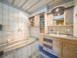 A bathroom at Gebirgsjagd