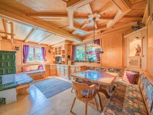 eine Küche mit einer Holzdecke sowie einem Tisch und Stühlen in der Unterkunft Chalet Josef in Westendorf