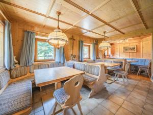 ein Esszimmer mit Tischen und Stühlen in einer Hütte in der Unterkunft Weberhof Top 1 in Brixen im Thale