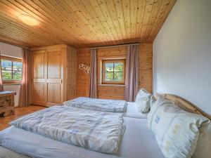 1 Schlafzimmer mit 2 Betten und Holzdecke in der Unterkunft Weberhof Top 2 in Brixen im Thale