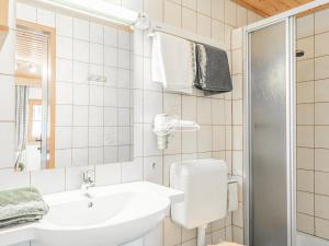 ein Bad mit einem Waschbecken und einem WC in der Unterkunft Weberhof Top 2 in Brixen im Thale