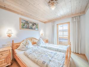 1 Schlafzimmer mit 2 Betten und einem Fenster in der Unterkunft Weberhof Top 1-2-3-4-5 in Brixen im Thale