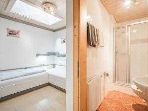 ein Badezimmer mit einer Badewanne, einem WC und einem Waschbecken in der Unterkunft Weberhof Top 1-2-3-4-5 in Brixen im Thale
