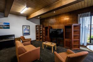 TV a/nebo společenská místnost v ubytování Blue Coast Inn & Suites