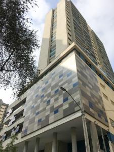 Un edificio alto con muchas ventanas. en Facto Bela Vista - Studios por temporada en São Paulo