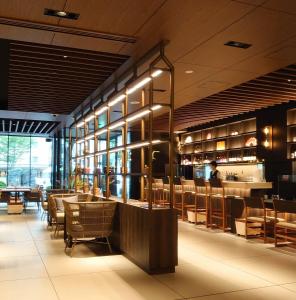 um restaurante com cadeiras e um bar com luzes em Park Hotel Kyoto em Quioto
