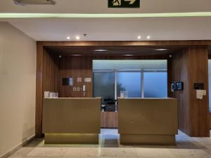 uma entrada para um escritório com dois elevadores em Apartamento em Hotel Beira Mar de Boa Viagem em Recife