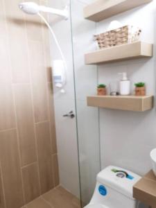 uma casa de banho com um chuveiro e um WC. em Immaculate apartment G1 em Guatemala