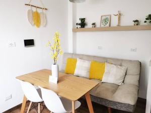 a living room with a table and a couch at Immaculate apartment G1 in Guatemala