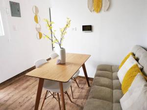 uma sala de estar com uma mesa de madeira e um sofá em Immaculate apartment G1 em Guatemala