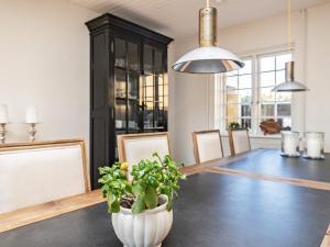 un comedor con una mesa con una planta en 6 person holiday home in Skagen-By Traum, en Skagen