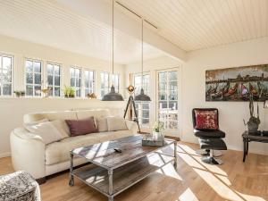 una sala de estar con un sofá y una mesa en 6 person holiday home in Skagen-By Traum, en Skagen