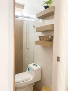 a small bathroom with a toilet and a shower at Great apartment D1 in Guatemala