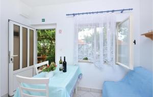 ein Esszimmer mit einem Tisch und einem Fenster in der Unterkunft Stunning Apartment In Sucuraj With 1 Bedrooms And Wifi in Sućuraj