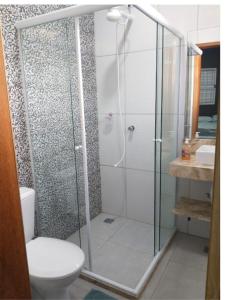 uma casa de banho com um chuveiro, um WC e um lavatório. em Chacara em Salto de Pirapora Condomínio Arco Íris em Salto de Pirapora