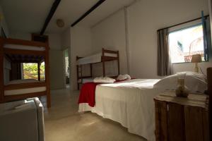 Tempat tidur dalam kamar di Pousada Vila Mundi Itaúnas