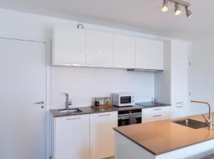 Kuchyň nebo kuchyňský kout v ubytování OneLuxStay near Diamond District + 37 fotografií