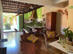 a living room with a table and chairs at Chico de Sá Pousada in Pirenópolis