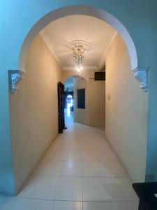 um corredor vazio com uma arcada num edifício em Homestay lagenda padang serai em Padang Serai
