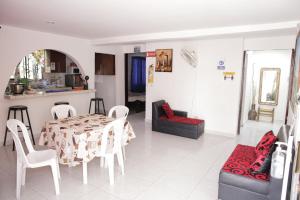 a kitchen and a dining room with a table and chairs at Ohana Lodging in San Andrés