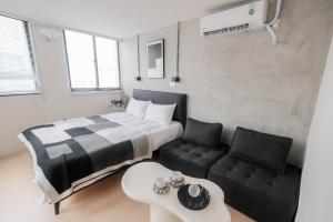 une chambre d'hôtel avec un lit et un canapé dans l'établissement 七七漫旅 Seven77 I 中西區住宿, à Tainan 26 autres photos