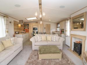sala de estar con 2 sofás y cocina en 10 Cheviot View en Berwick-Upon-Tweed