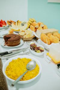 una mesa con muchos tipos diferentes de comida en ella en Hotel Verde Mares, en Macapá