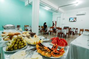 uma mesa com vários pratos de comida em Hotel Verde Mares em Macapá