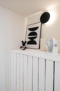 une étagère blanche avec une photo et une lampe dans l'établissement 七七漫旅 Seven77 I 中西區住宿, à Tainan