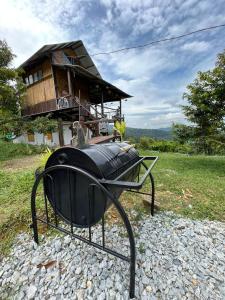 un barco en una mesa frente a una casa en BUKIT LIMAU REST HOUSE, en Taiping