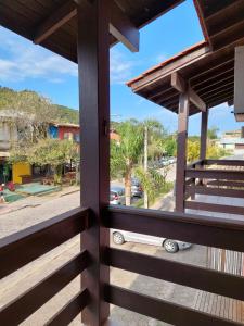 Blick auf eine Straße von einem Gebäudefenster in der Unterkunft Pousada Don Antonio Praia - 50 metros da Praia! in Garopaba