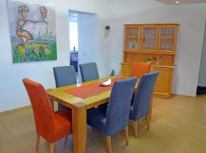 a dining room with a wooden table and chairs at Ferienwohnung Rheingold in Andernach