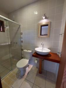 ein Bad mit einem WC, einem Waschbecken und einer Dusche in der Unterkunft Pousada Don Antonio Praia - 50 metros da Praia! in Garopaba