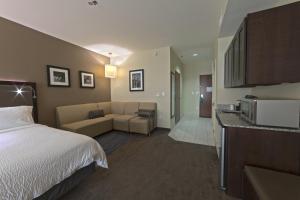 um quarto de hotel com uma cama e um sofá em Holiday Inn Hotel & Suites Northwest San Antonio, an IHG Hotel em San Antonio