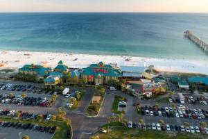vista aerea su un resort e sulla spiaggia di Modern 2 Bedroom Townhome Minutes from the Beach!! a Fort Walton Beach