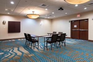 una sala de conferencias con mesa, sillas y un podio en Holiday Inn Hotel & Suites Northwest San Antonio, an IHG Hotel en San Antonio