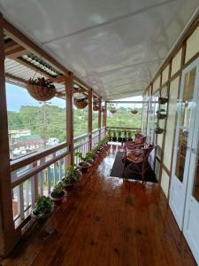 balcón con mesa, sillas y plantas en Casa Encanto Homestay, en Shillong