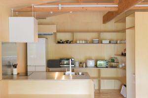 田邊的住宿－SEN.RETREAT TAKAHARA，厨房配有水槽和台面