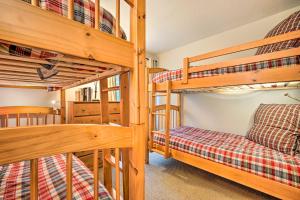 1 Schlafzimmer mit 3 Etagenbetten in einer Hütte in der Unterkunft Family-Friendly Stratton Gem Close to Slopes! in Stratton