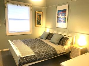 um quarto com uma cama e uma janela em Baxter's B&B em Clare