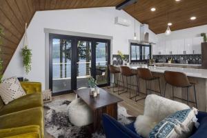 un soggiorno con bar e cucina di Casa Las Nubes NEW! Whatcom Lakefront Cabin/HotTub a Bellingham