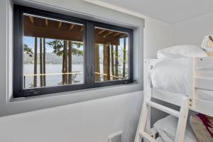 una camera con finestra e letto a castello di Casa Las Nubes NEW! Whatcom Lakefront Cabin/HotTub a Bellingham