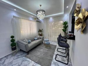 a living room with a couch and a chandelier at Acogedor apartamento 2 hab Distrito nacional, próximo agora mall in Santo Domingo