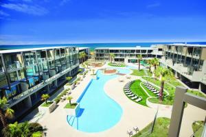 Una vista aérea de un complejo de apartamentos con piscina. en Resort Penthouse 301, en Torquay 6 fotos más