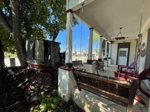 Balkón nebo terasa v ubytování Carriage Inn - Tarpley Suite 5