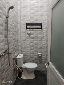 Koupelna v ubytování Bu Sepuh GuestHouse