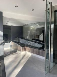 Ένα μπάνιο στο Hermoso monoambiente a estrenar pleno centro Santiago del Estero Dpto Azul