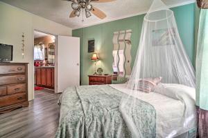 1 dormitorio con 1 cama con mosquitera en Pet-Friendly Midway Abode with Yard and Fire Pit!, 