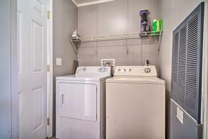 Kitchen o kitchenette sa Pet-Friendly Midway Abode with Yard and Fire Pit!